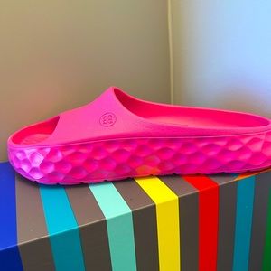 G/Slide Street Shoe (women’s size 8/men’s size 7)